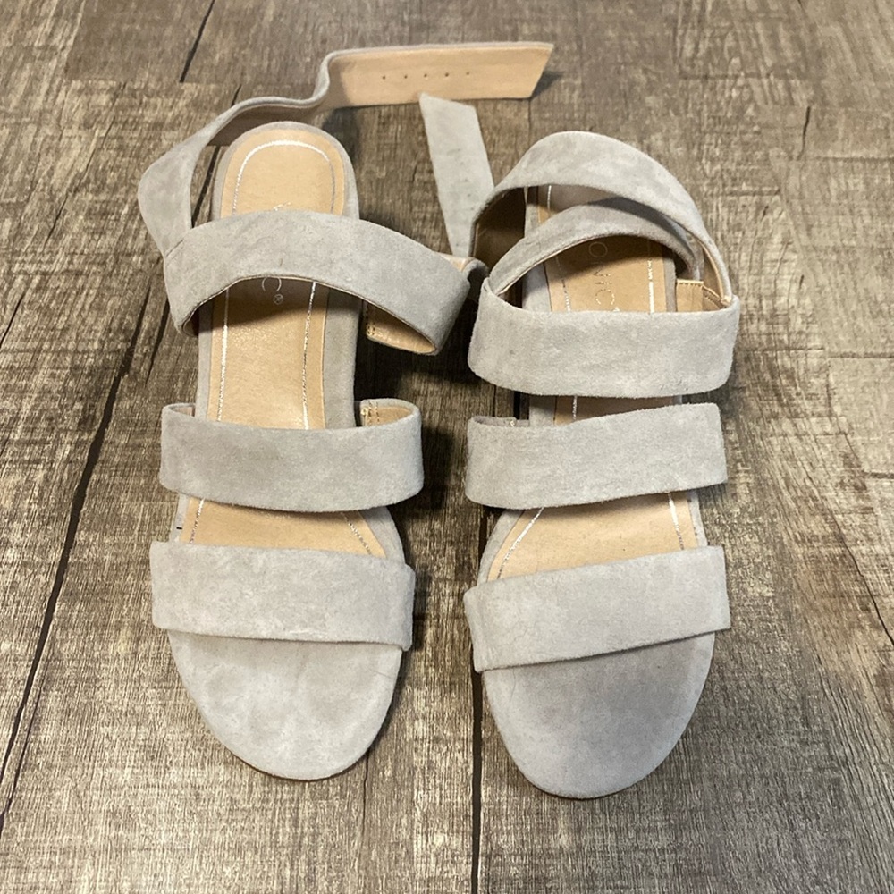 Vionic grey suede heels